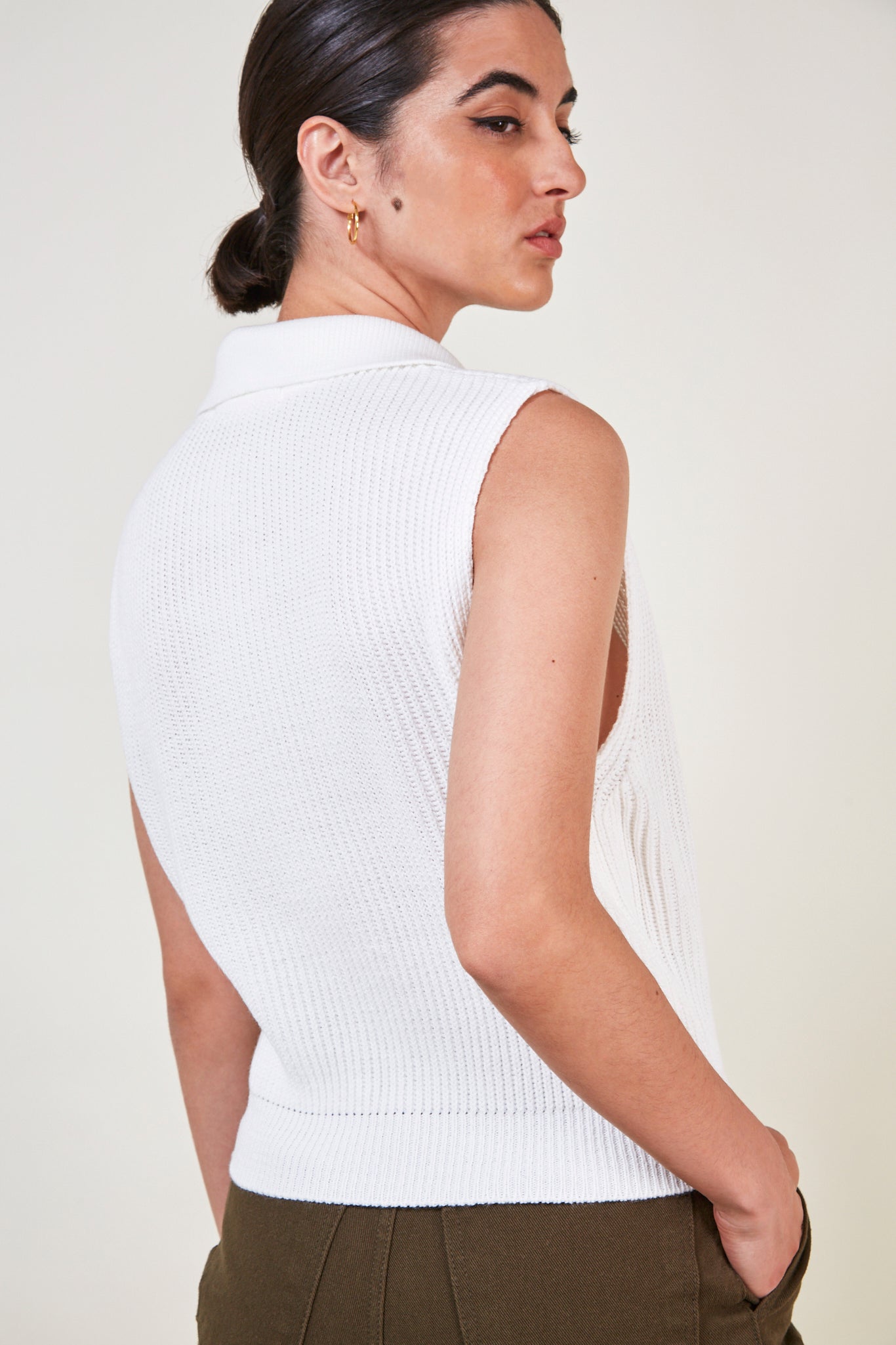 White sleeveless collar zip vest_2