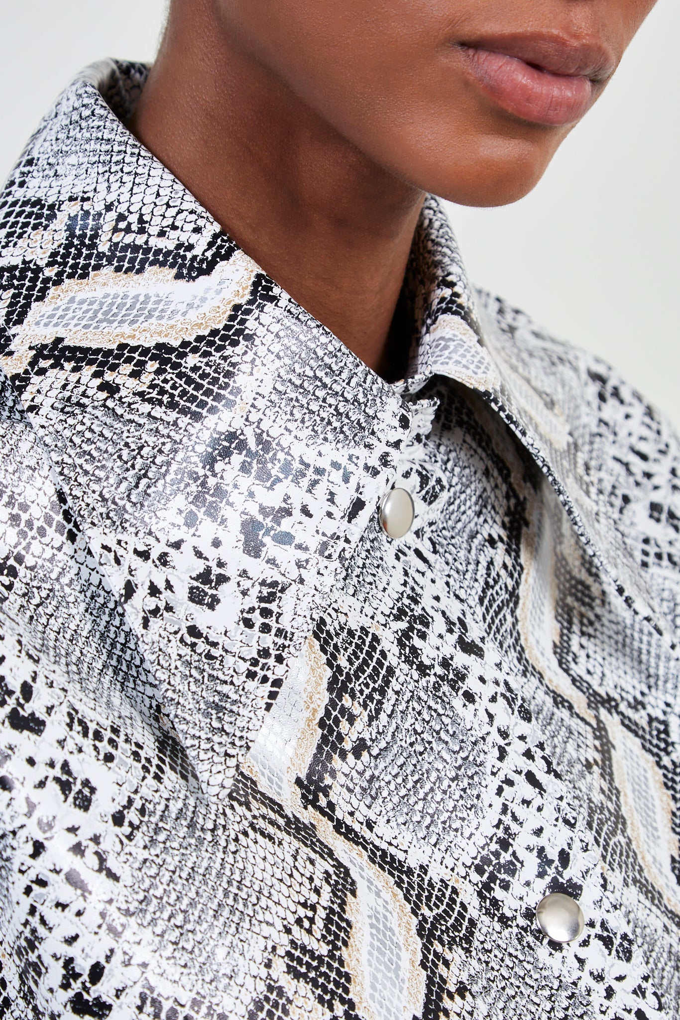 White vegan snake skin jacket_6