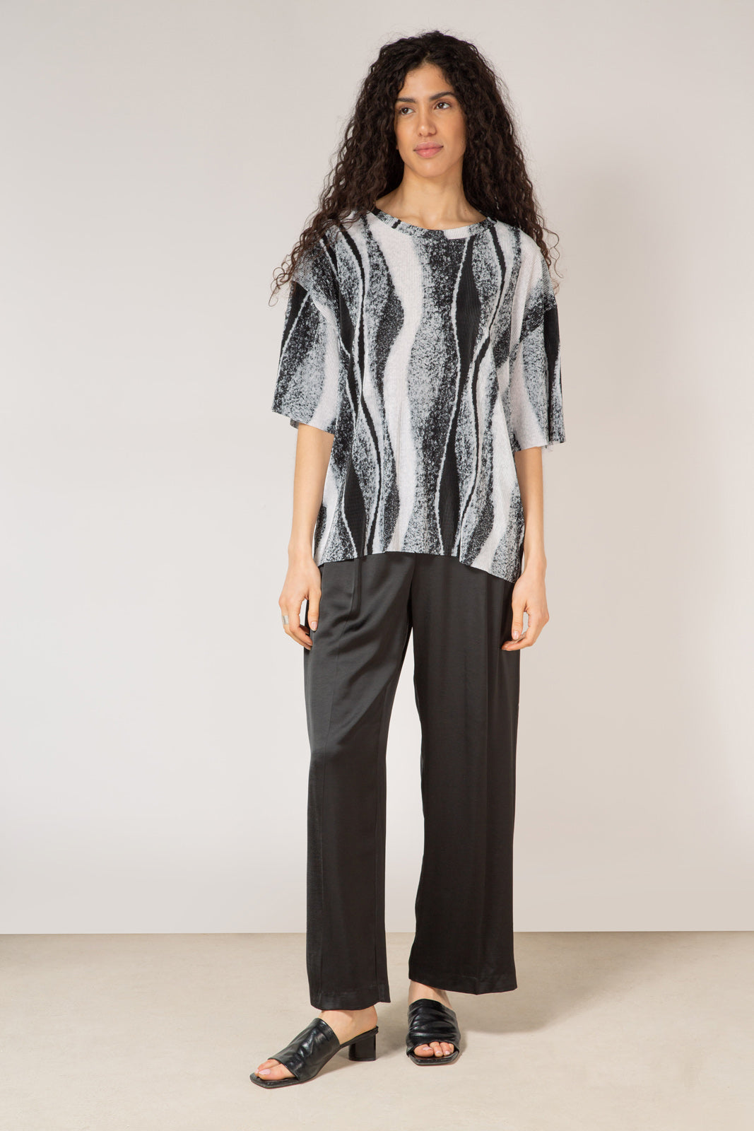 Grey and black abstract print short sleeved top_2