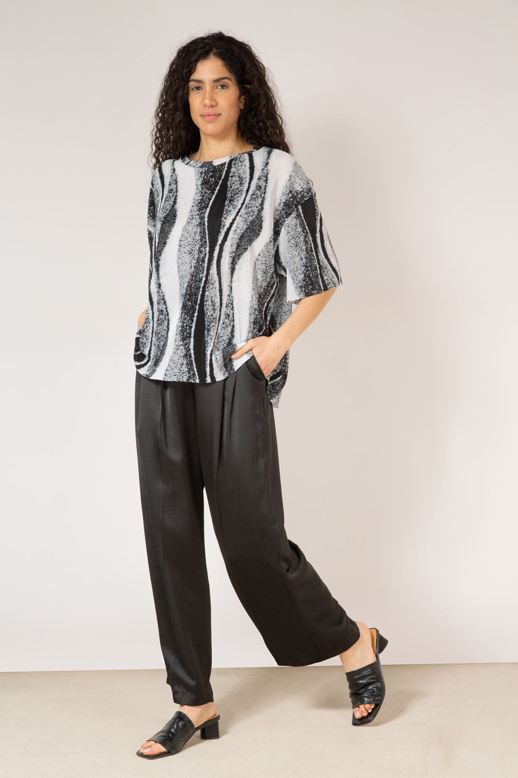 Grey and black abstract print short sleeved top_4