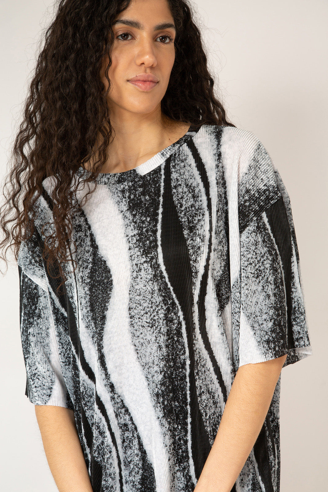 Grey and black abstract print short sleeved top_6