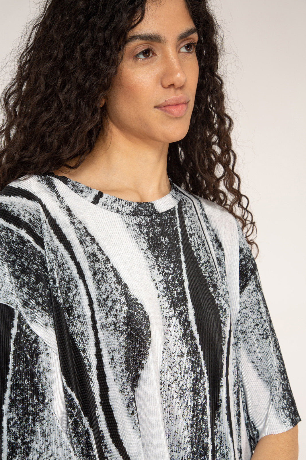 Grey and black abstract print short sleeved top_10