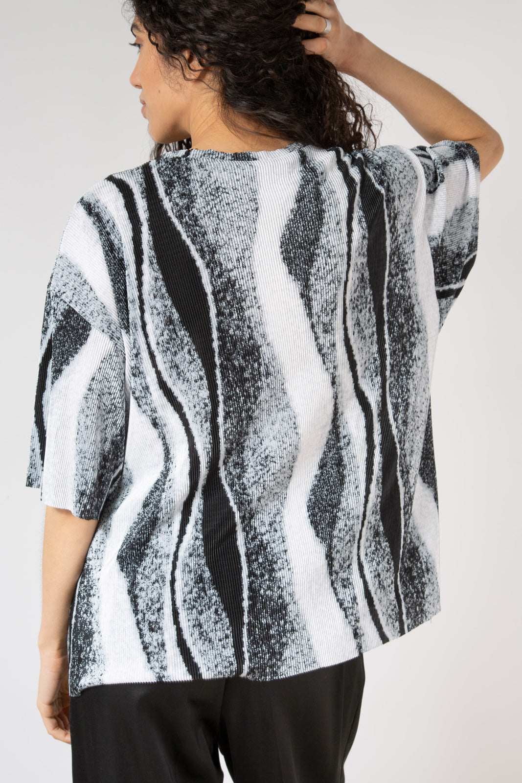Grey and black abstract print short sleeved top_3