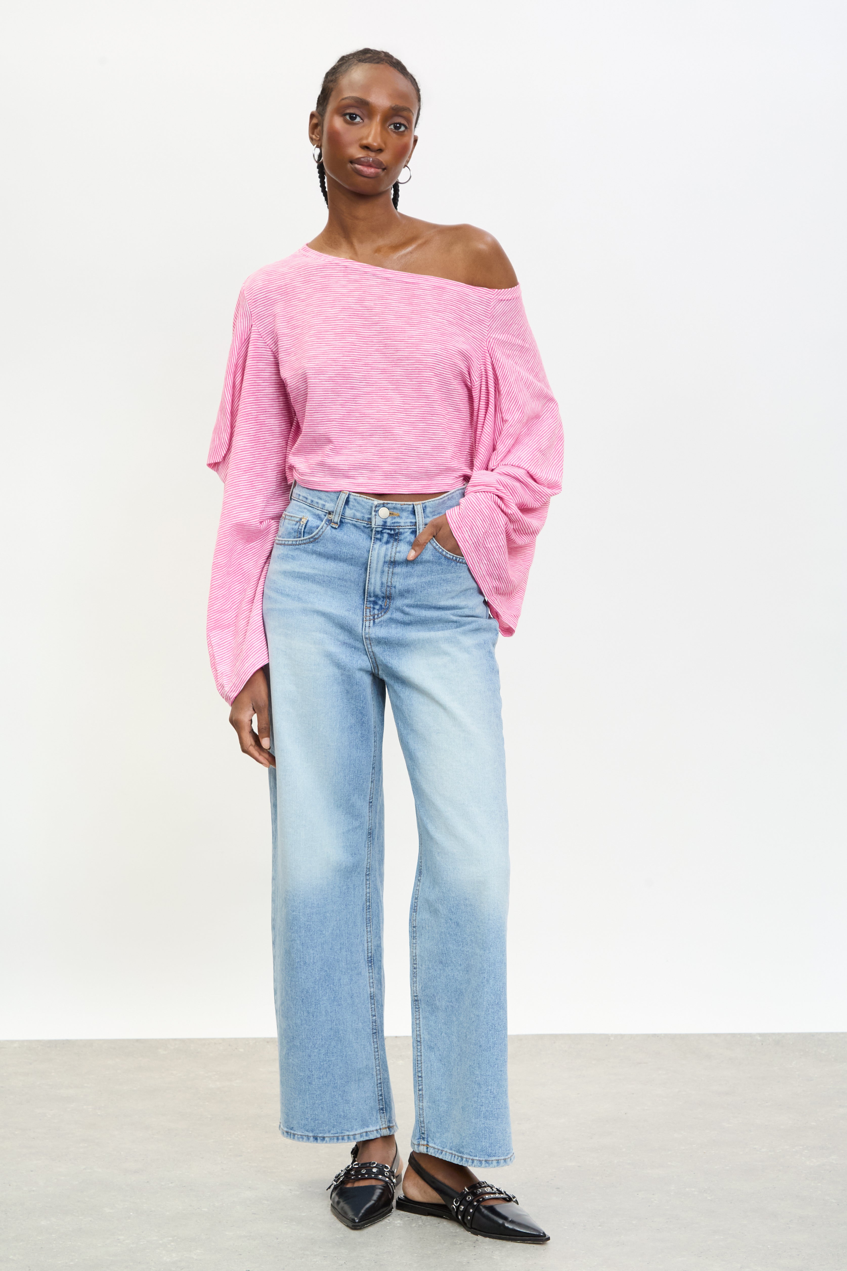 Light blue washed straight leg jeans_4