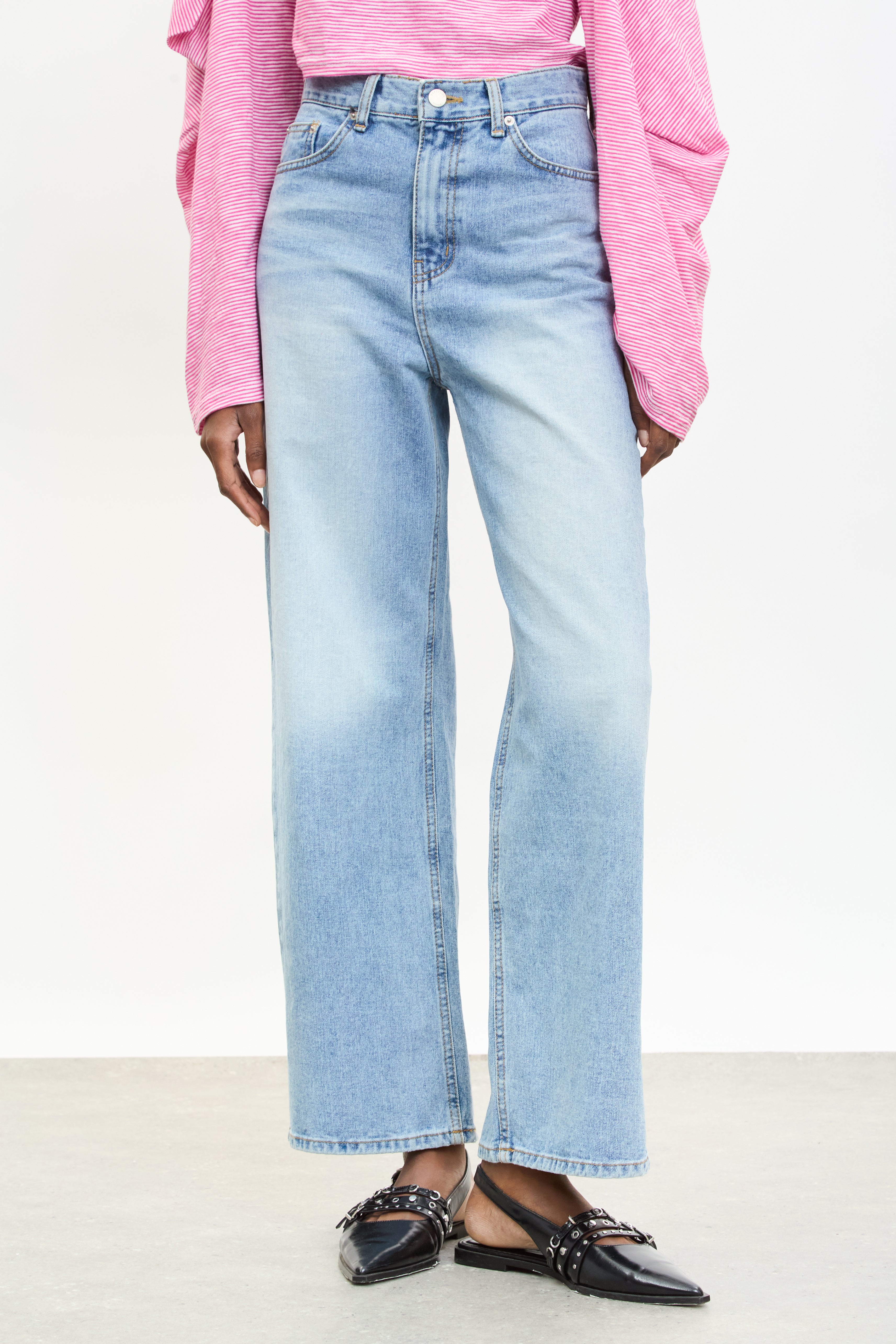 Light blue washed straight leg jeans_1