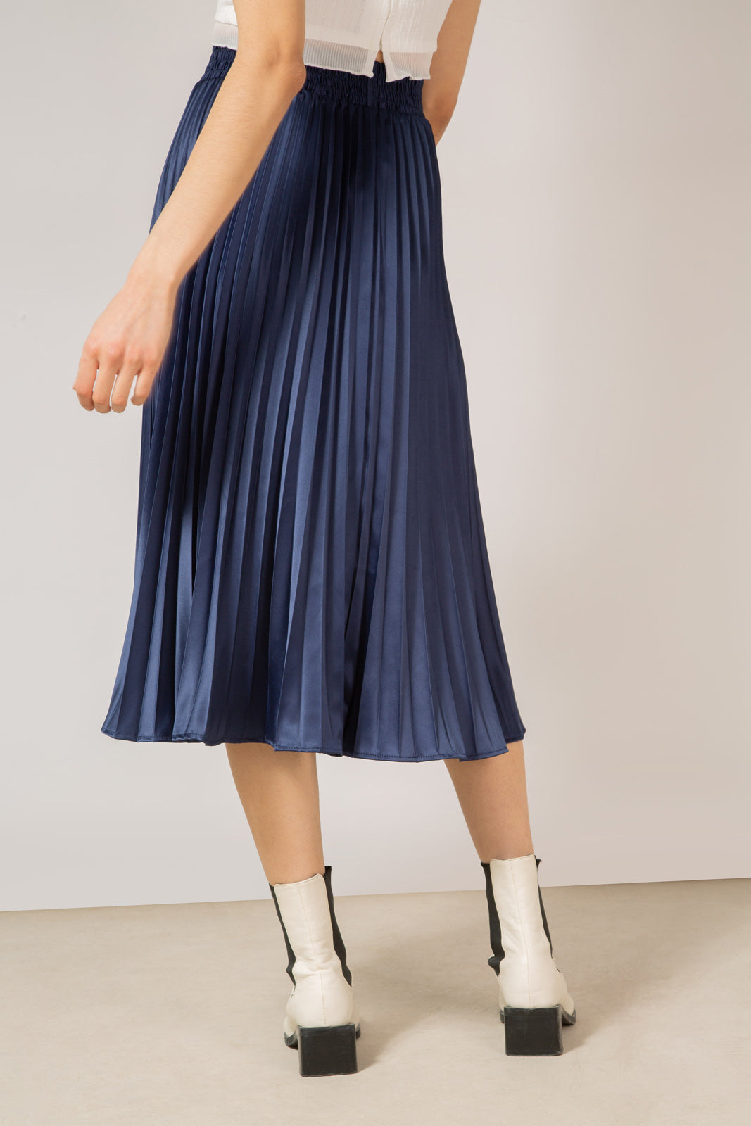 Navy blue satin pleated thick waistband skirt_3