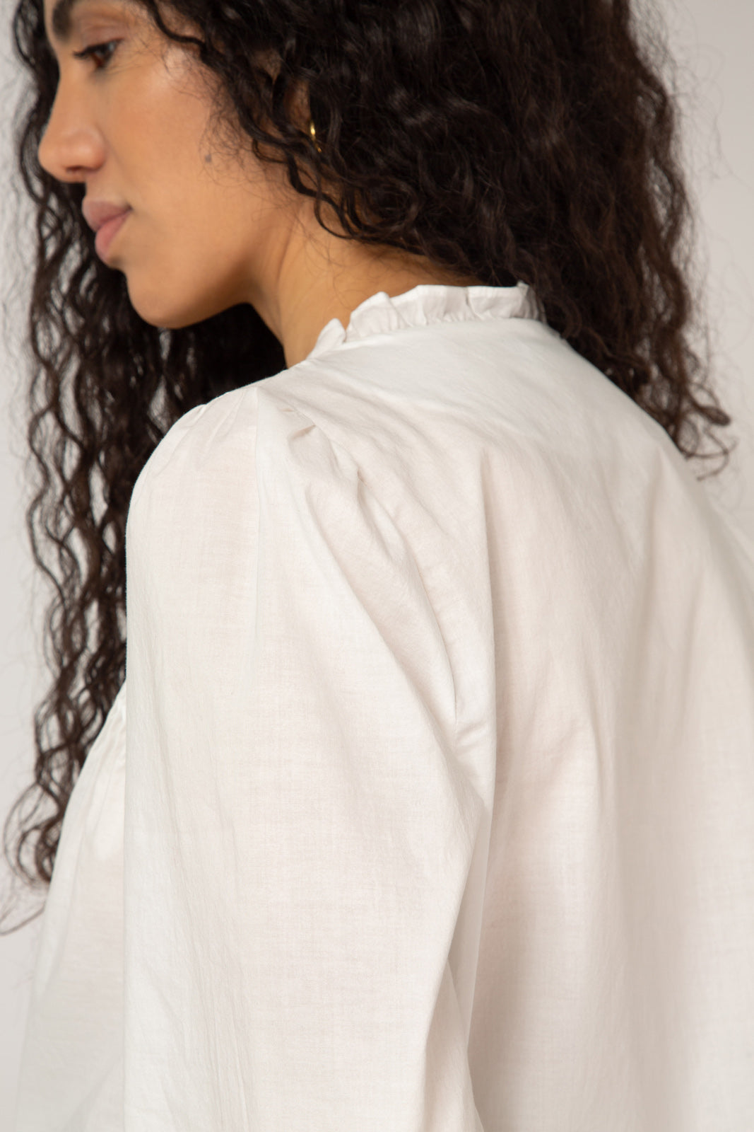 White ruffle trim blouse_11
