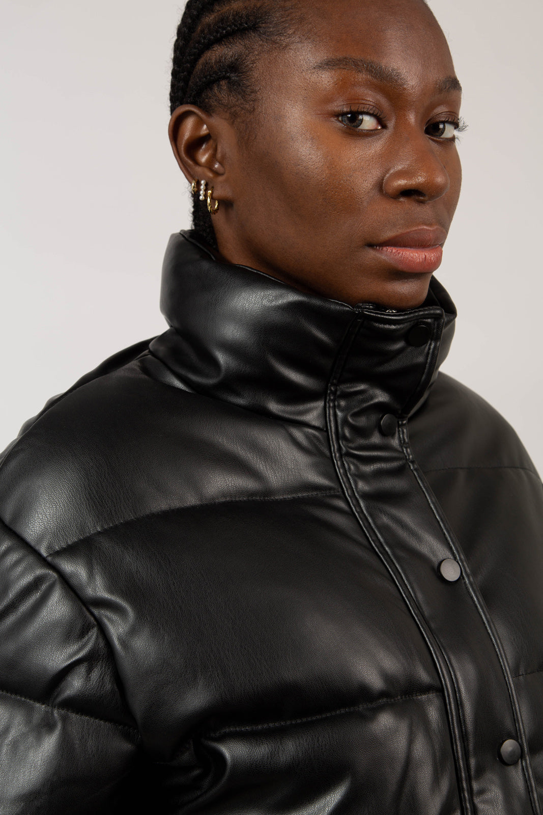 Black vegan leather cropped puffer jacket_5