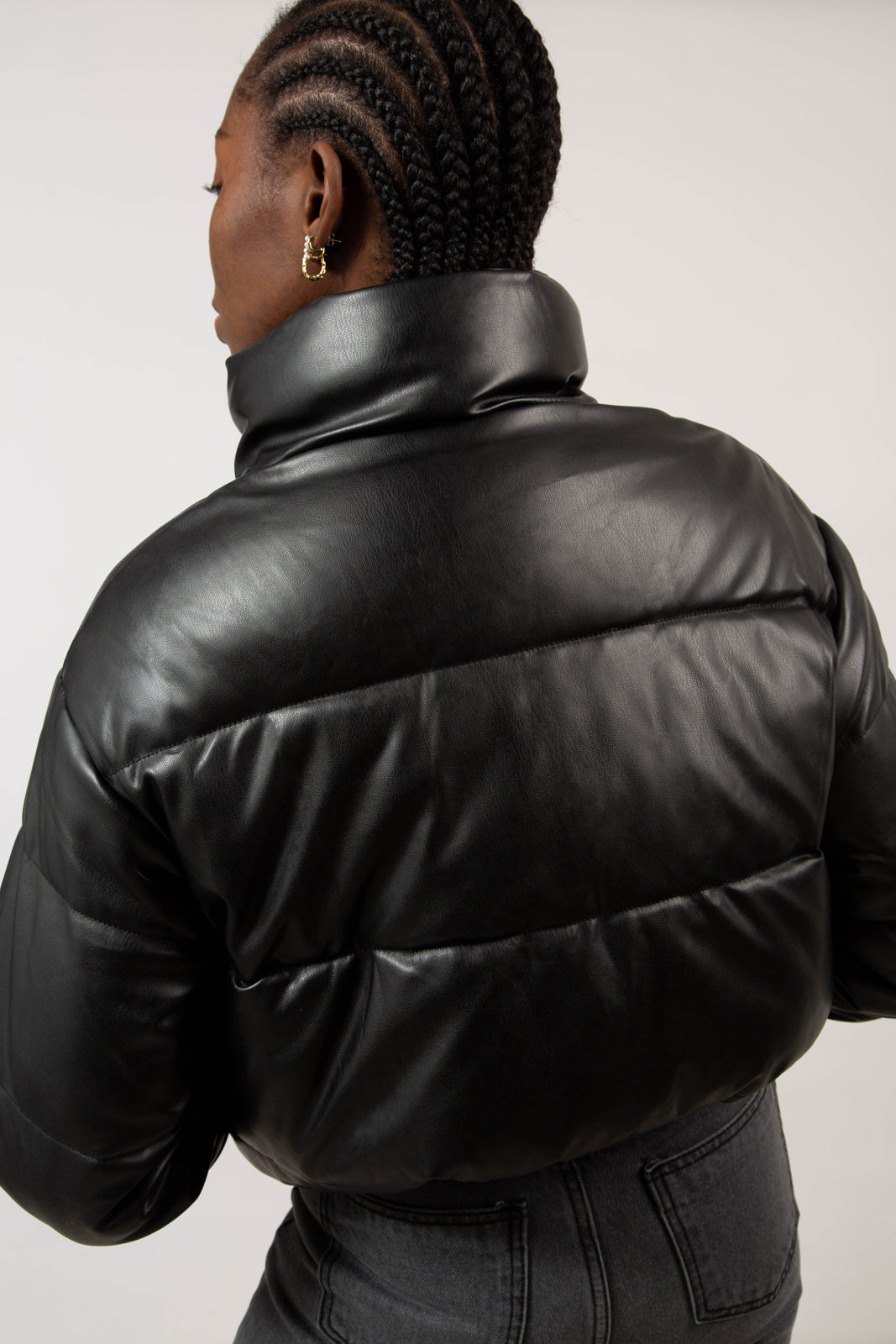 Black vegan leather cropped puffer jacket_11