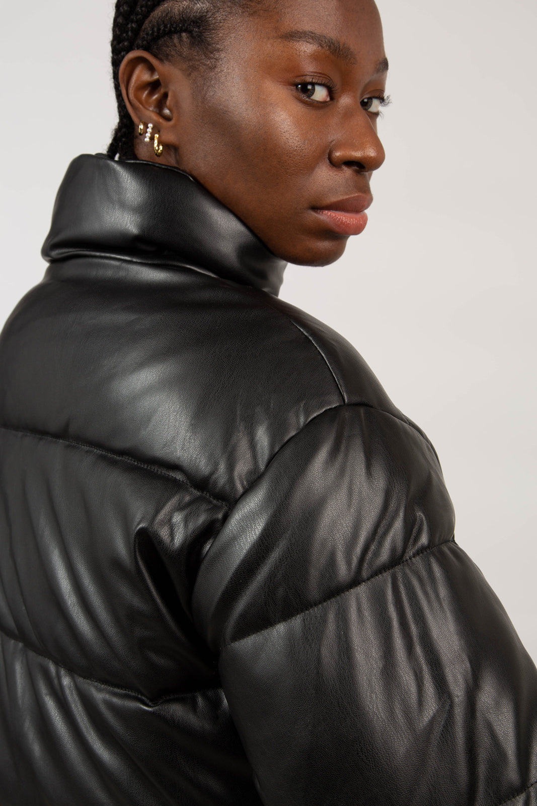 Black vegan leather cropped puffer jacket_2