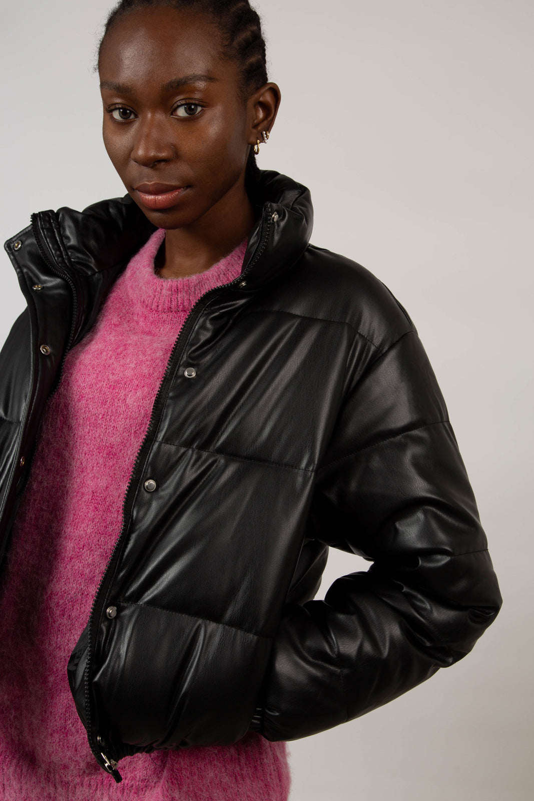 Black vegan leather cropped puffer jacket_8