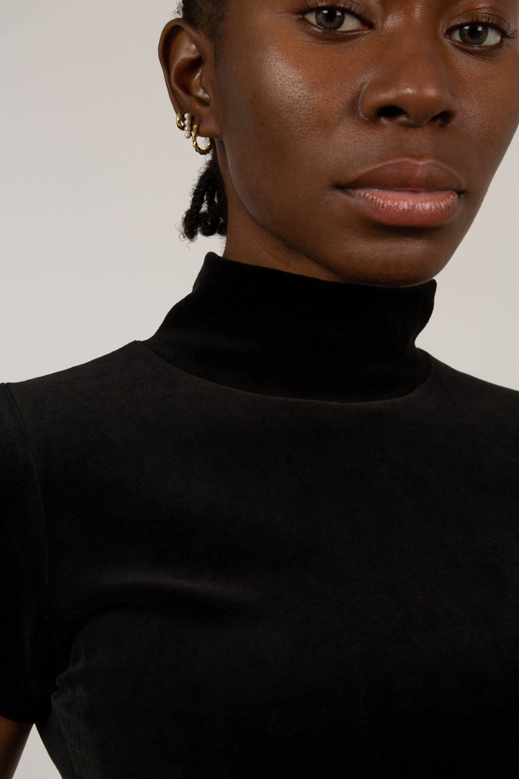 Black velvet short sleeved mock neck top_8