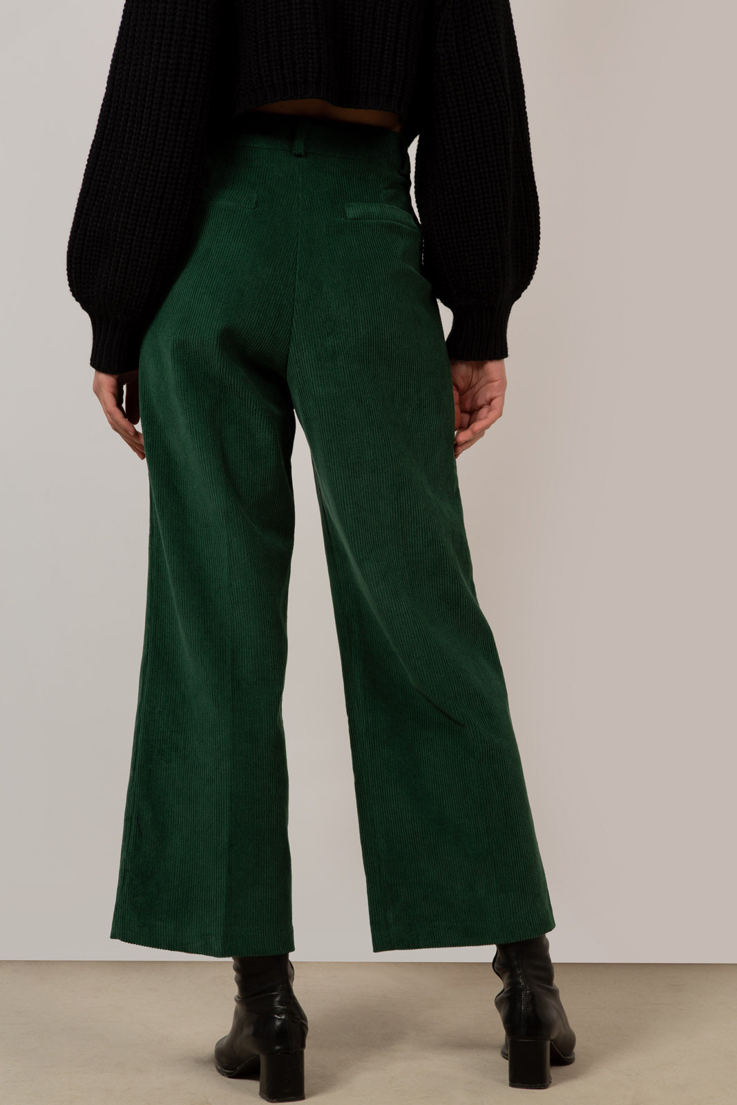 Deep green corduroy tucked trousers_5