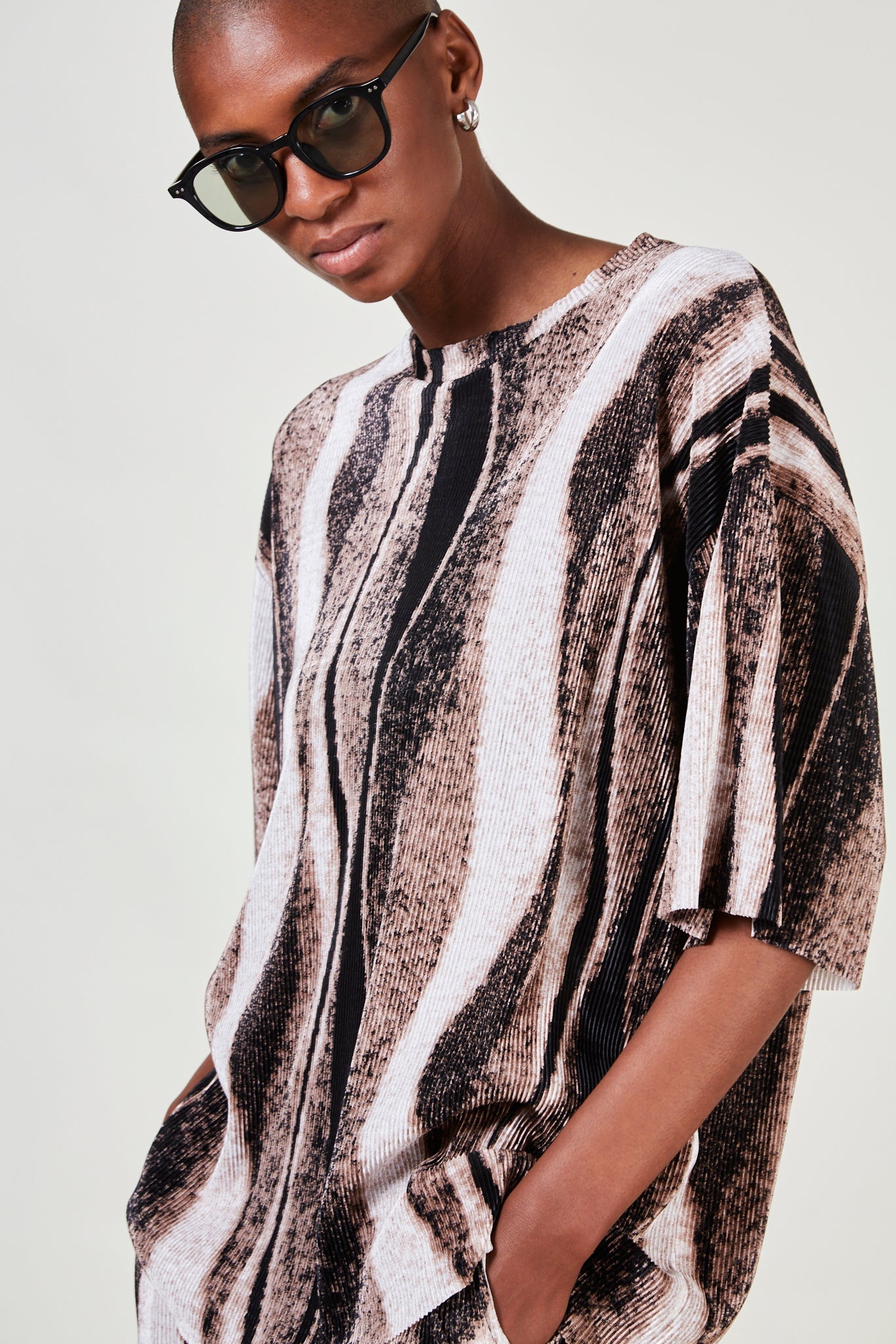 Beige and black abstract print short sleeved top_3