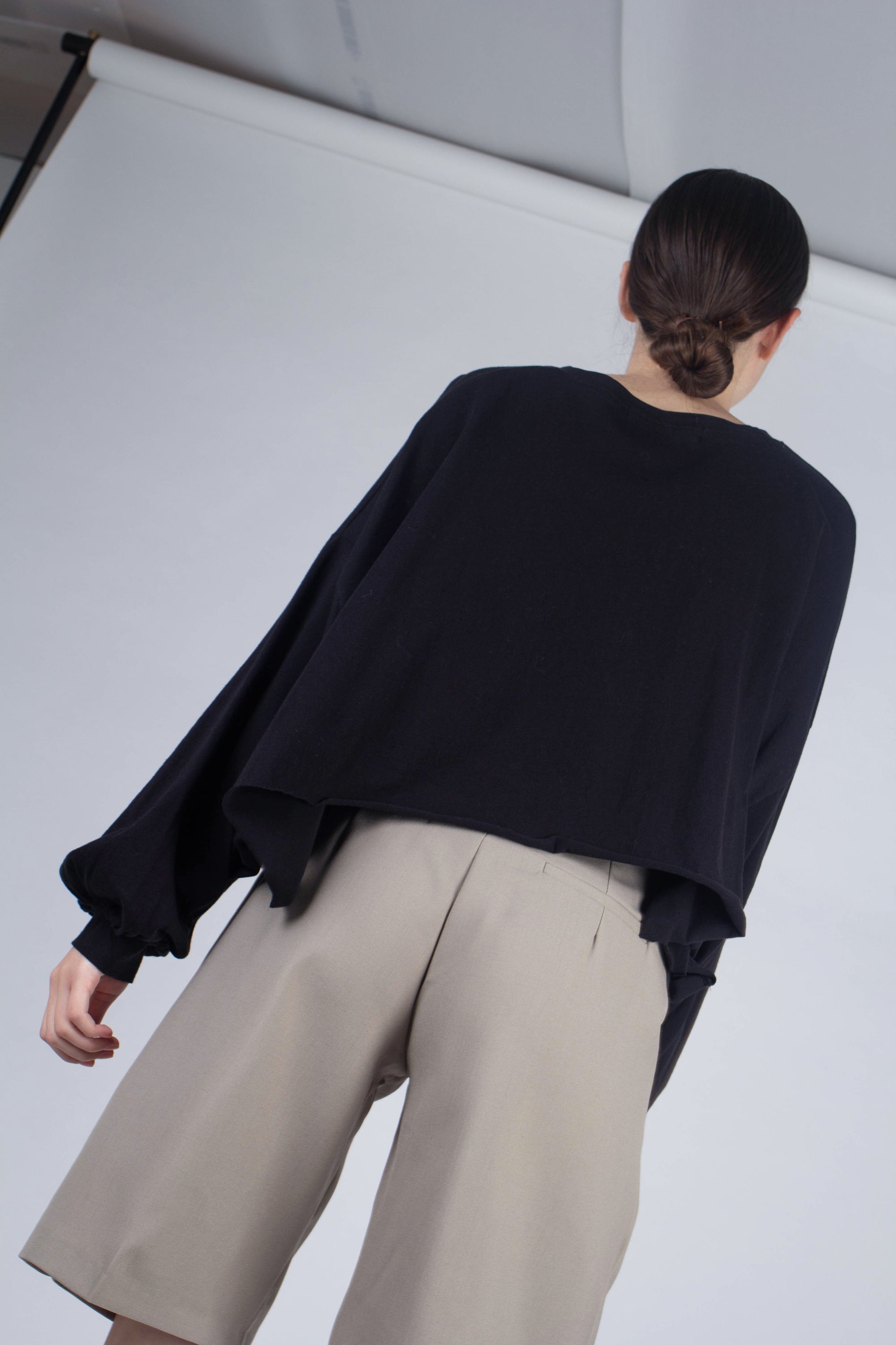 Pale khaki tucked suit shorts_2