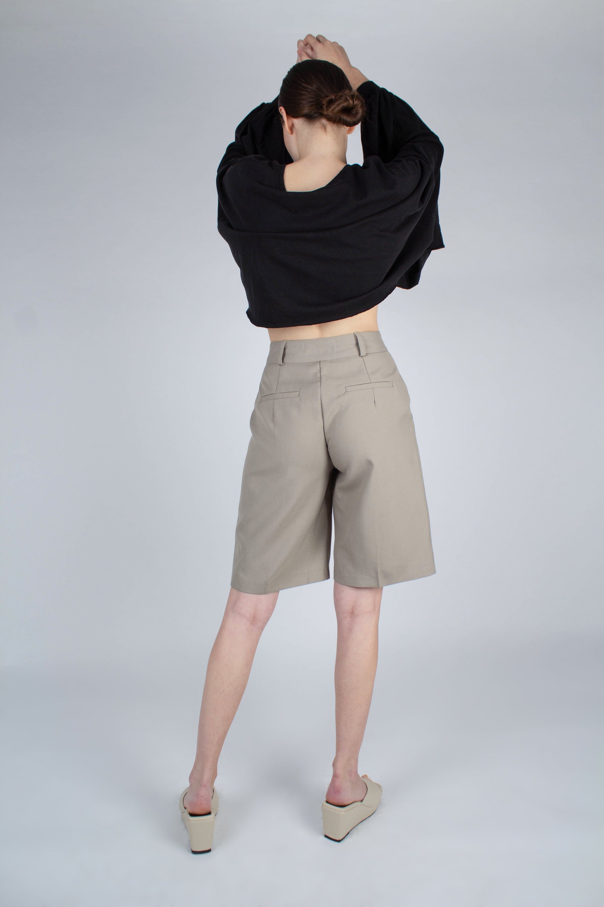 Pale khaki tucked suit shorts_5