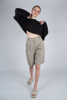 Pale khaki tucked suit shorts_3