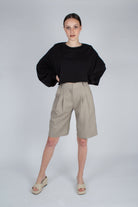 Pale khaki tucked suit shorts_7