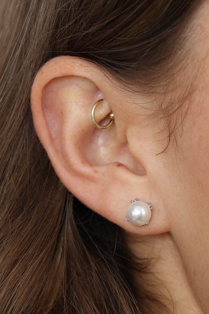 Silver sepal small pearl earrings_1