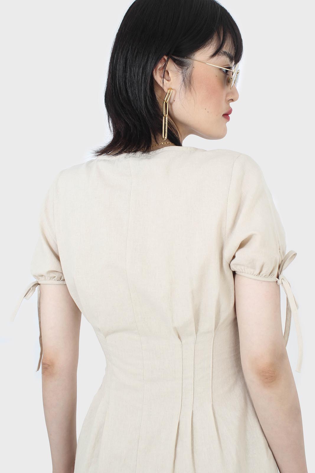 Beige V-neck tie sleeved linen romper_2