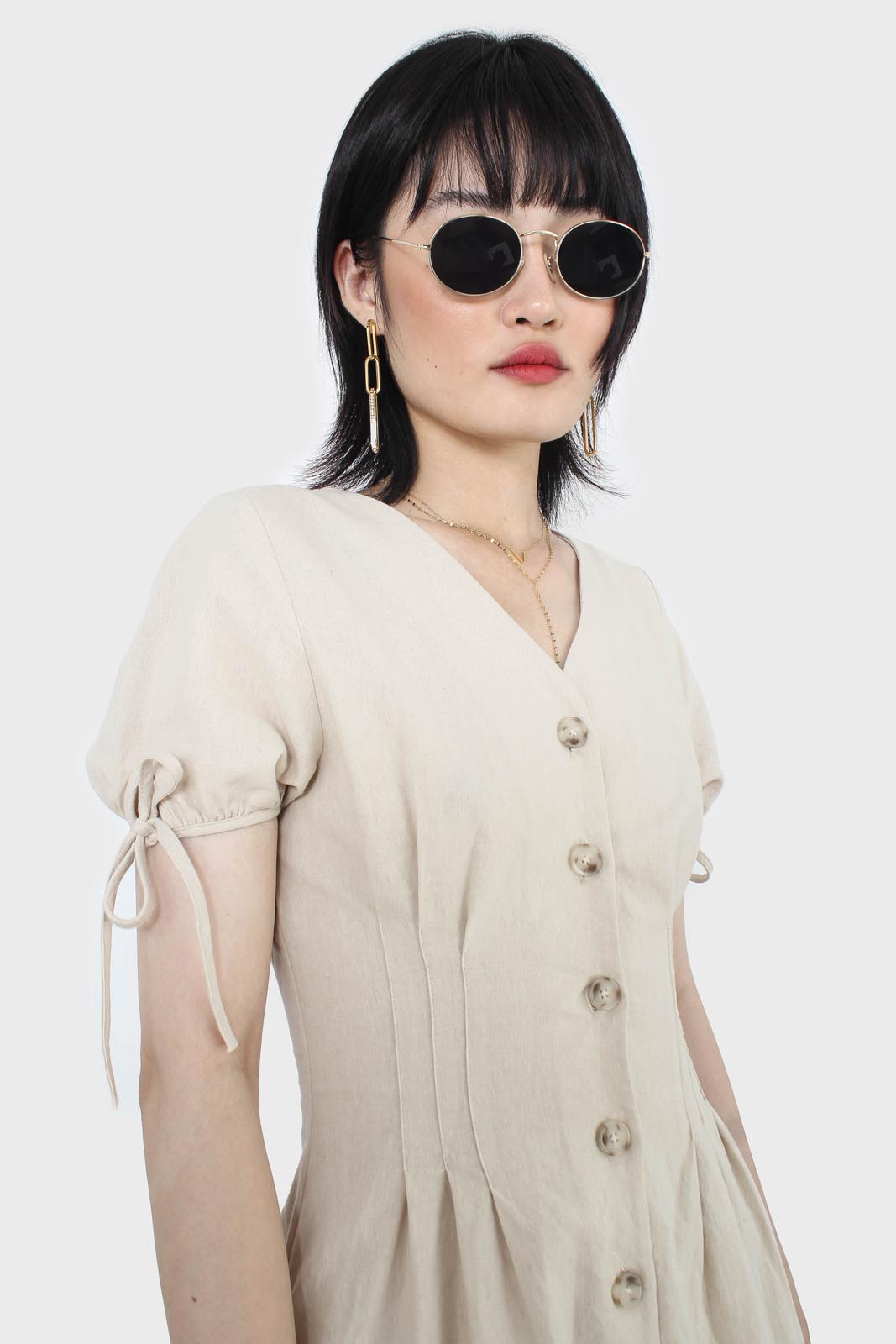 Beige V-neck tie sleeved linen romper_6