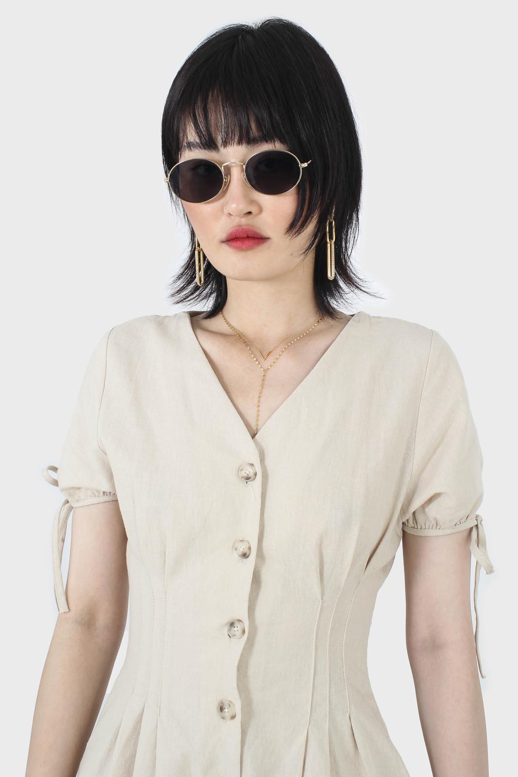 Beige V-neck tie sleeved linen romper_7