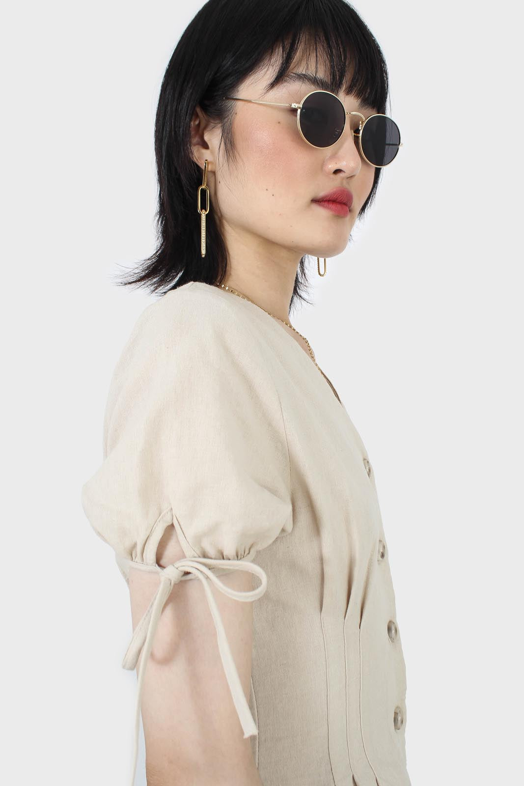 Beige V-neck tie sleeved linen romper_4