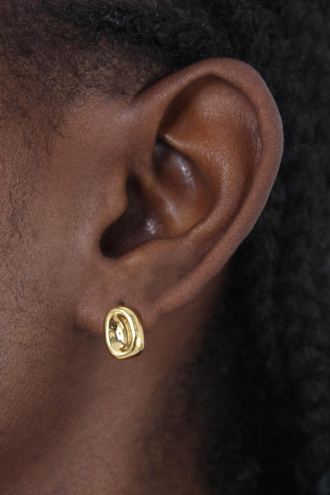 Gold hammered oval thick earrings_2