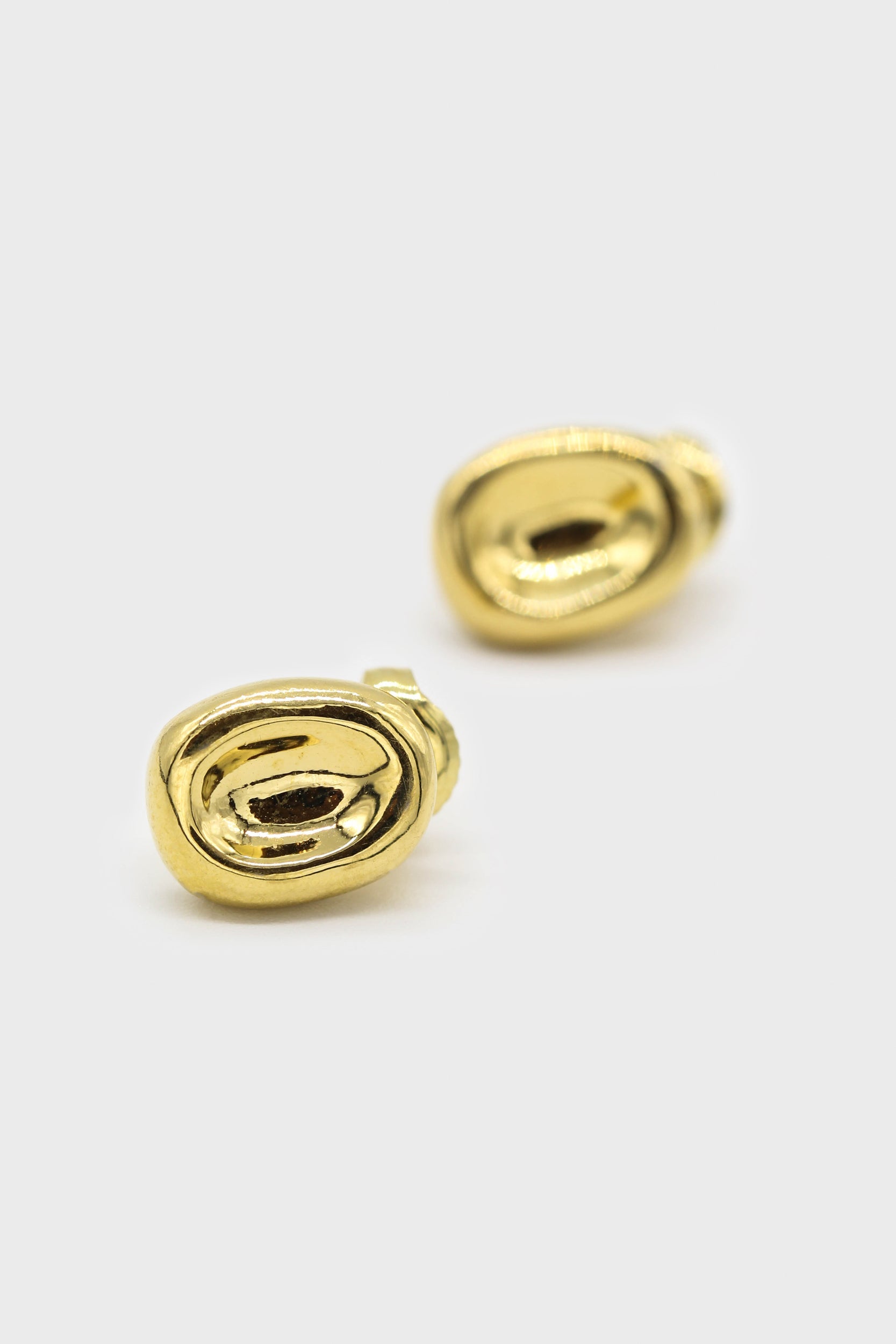 Gold hammered oval thick earrings_1