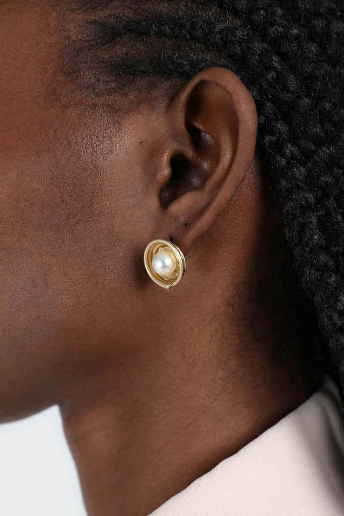 Gold large pearl circle nest earrings_2