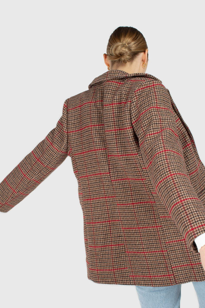 Beige and red checked belted long jacket_5