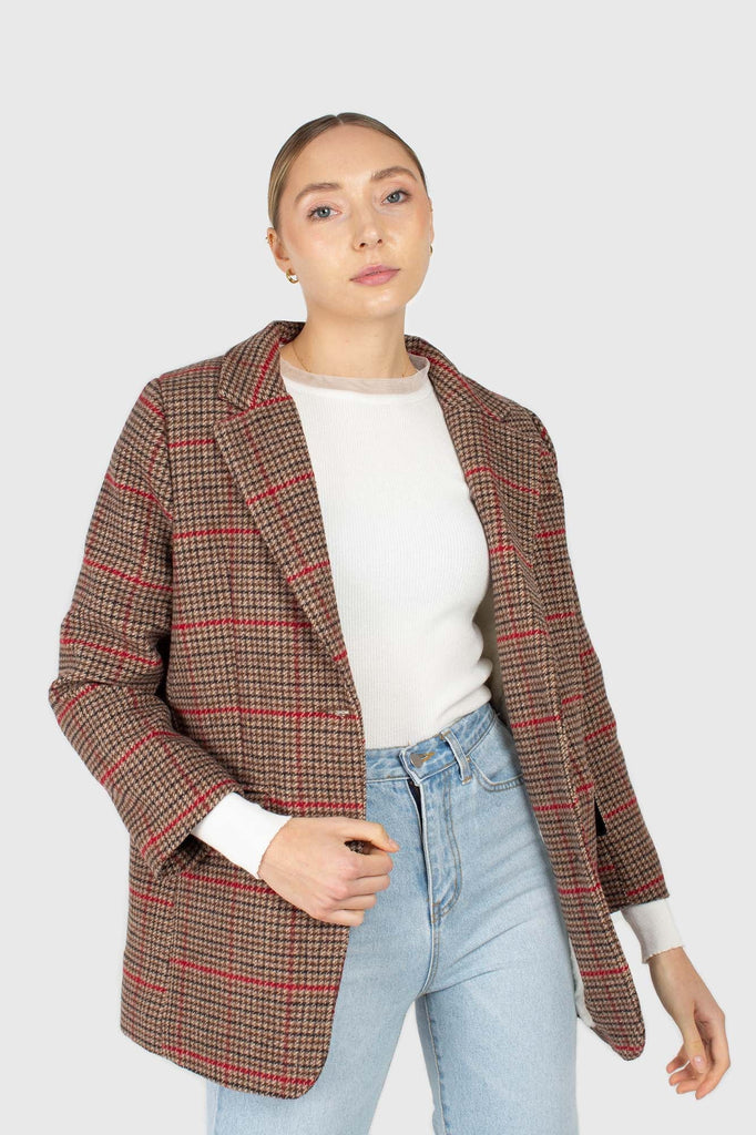Beige and red checked belted long jacket_3