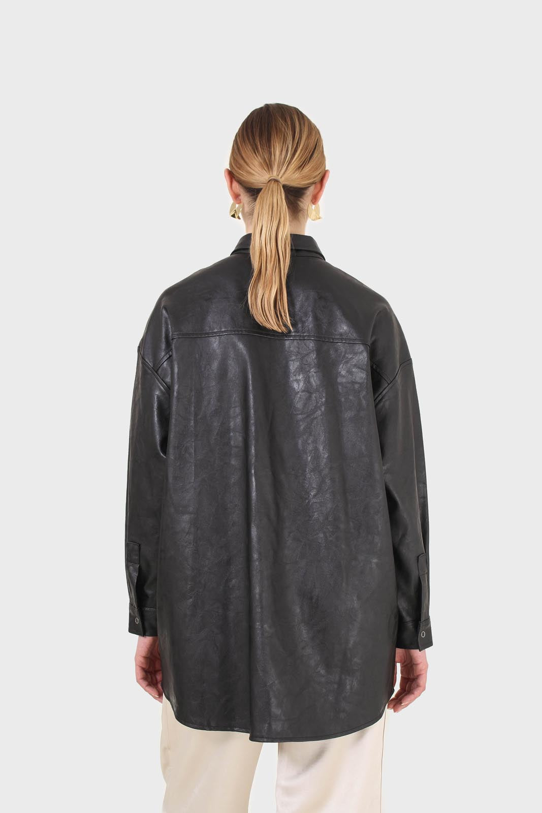 Black vegan leather belted shirt jacket_8