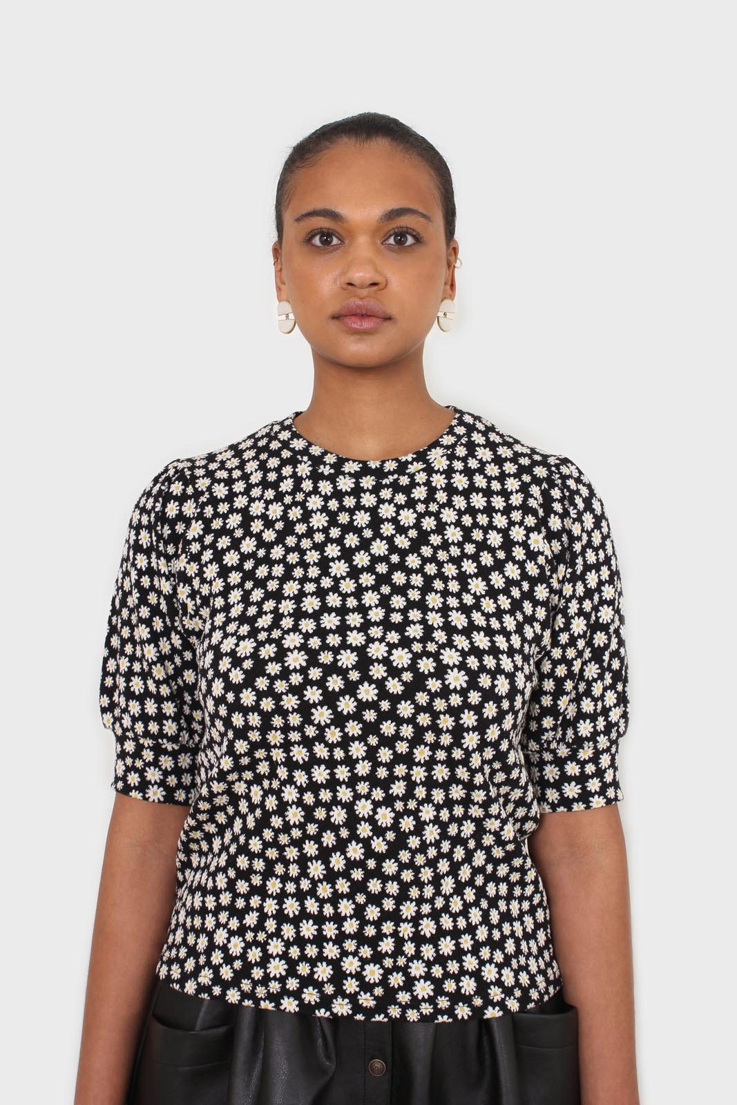 Black and white daisy puff sleeved top_1