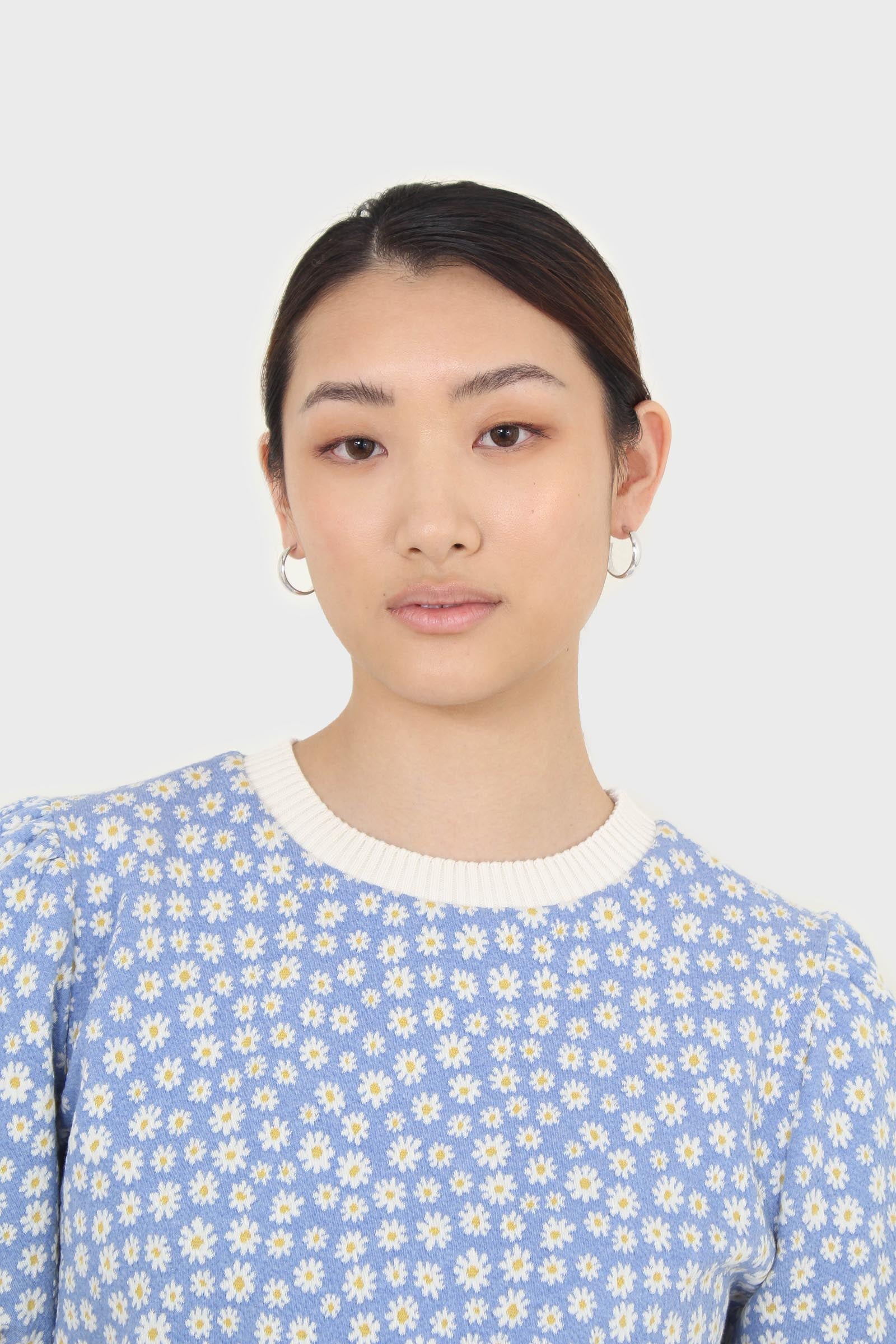 Blue and white daisies short puff sleeved top_4