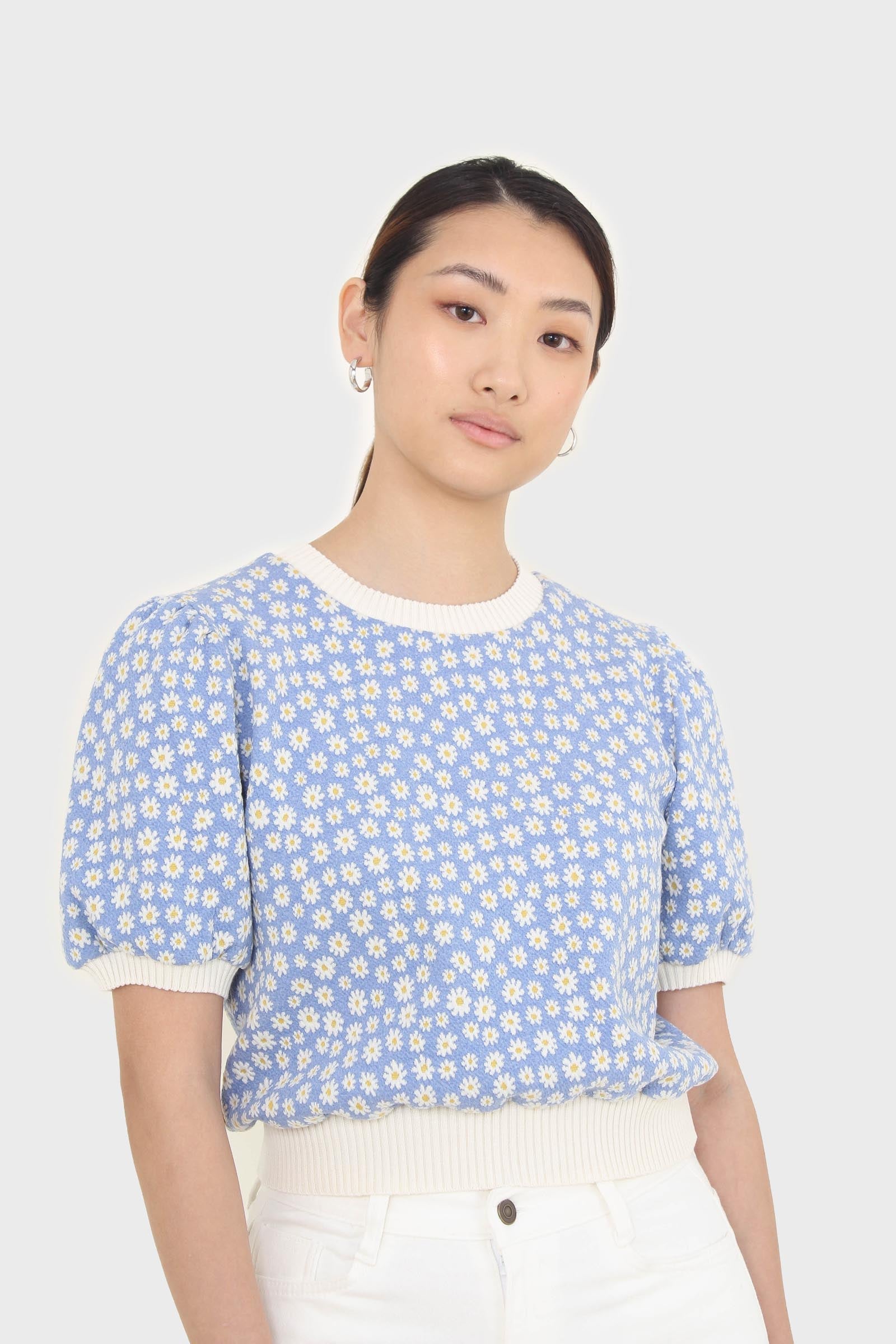 Blue and white daisies short puff sleeved top_1