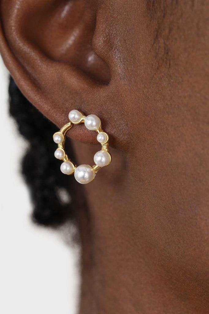 Gold dot pearls earrings_5