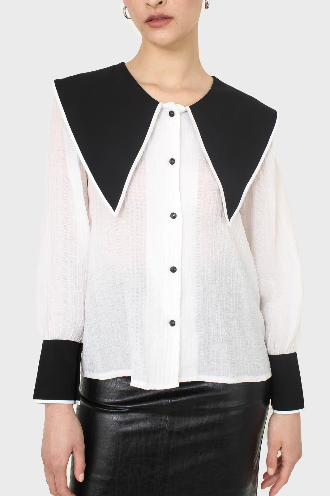 Ivory and black oversized pointed collar blouse_8