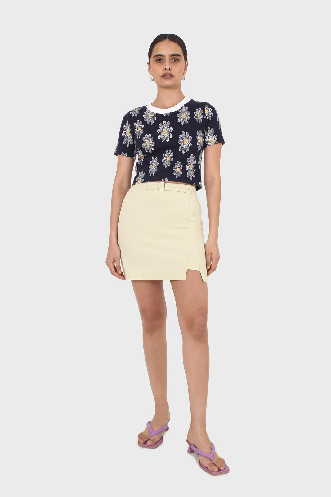 Black large daisy print  cropped tee_4
