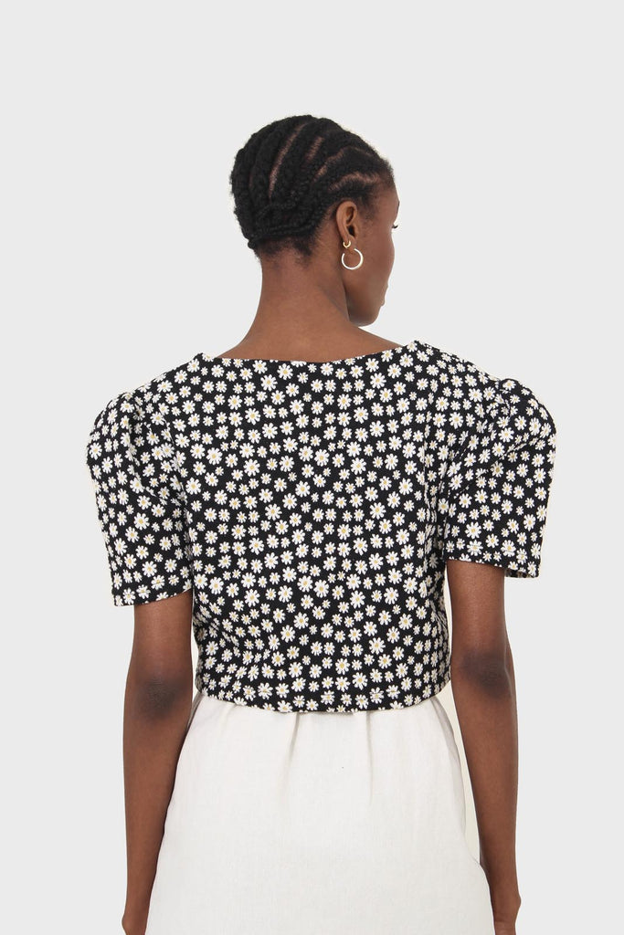 Black daisies square neckline puff sleeve cropped top_13