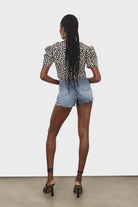 Black daisies square neckline puff sleeve cropped top_9