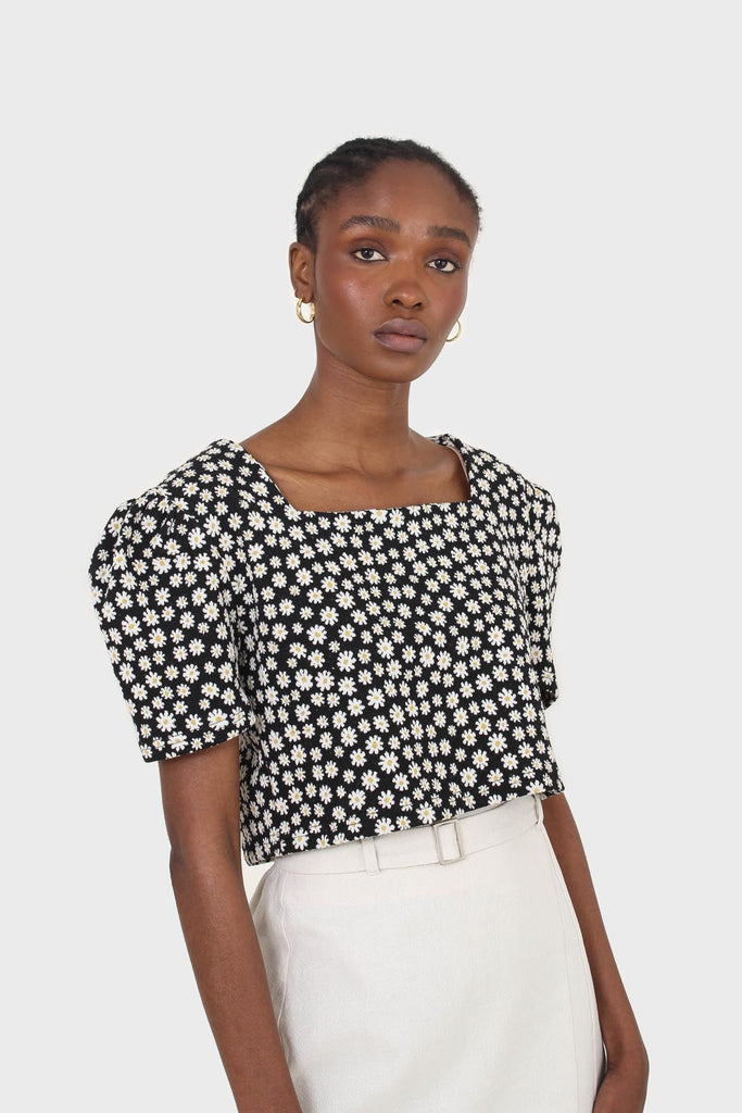 Black daisies square neckline puff sleeve cropped top_10