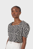 Black daisies square neckline puff sleeve cropped top_17