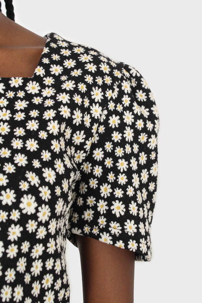 Black daisies square neckline puff sleeve cropped top_3