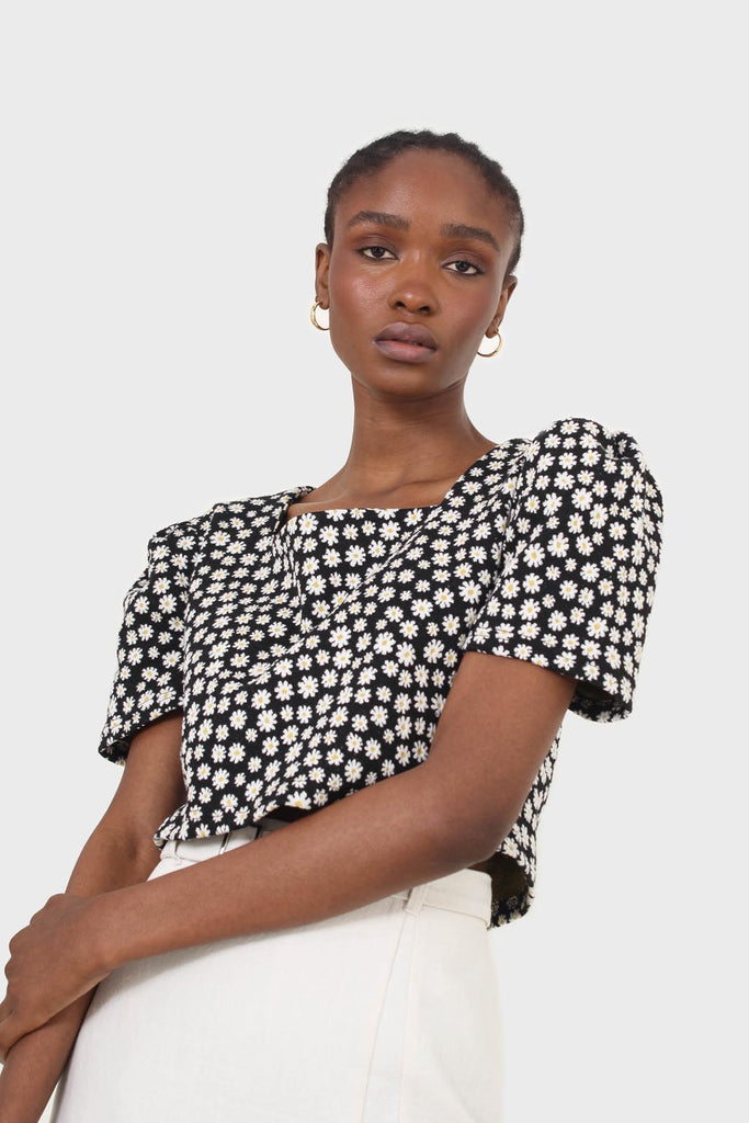 Black daisies square neckline puff sleeve cropped top_15