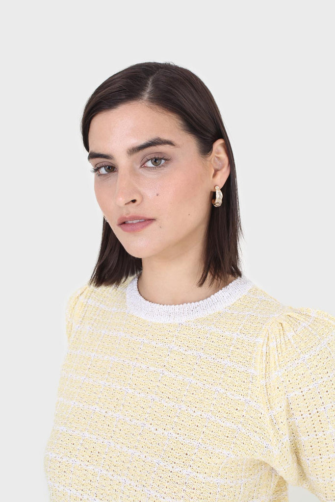 Yellow and ivory checked knitted puff sleeved top_7