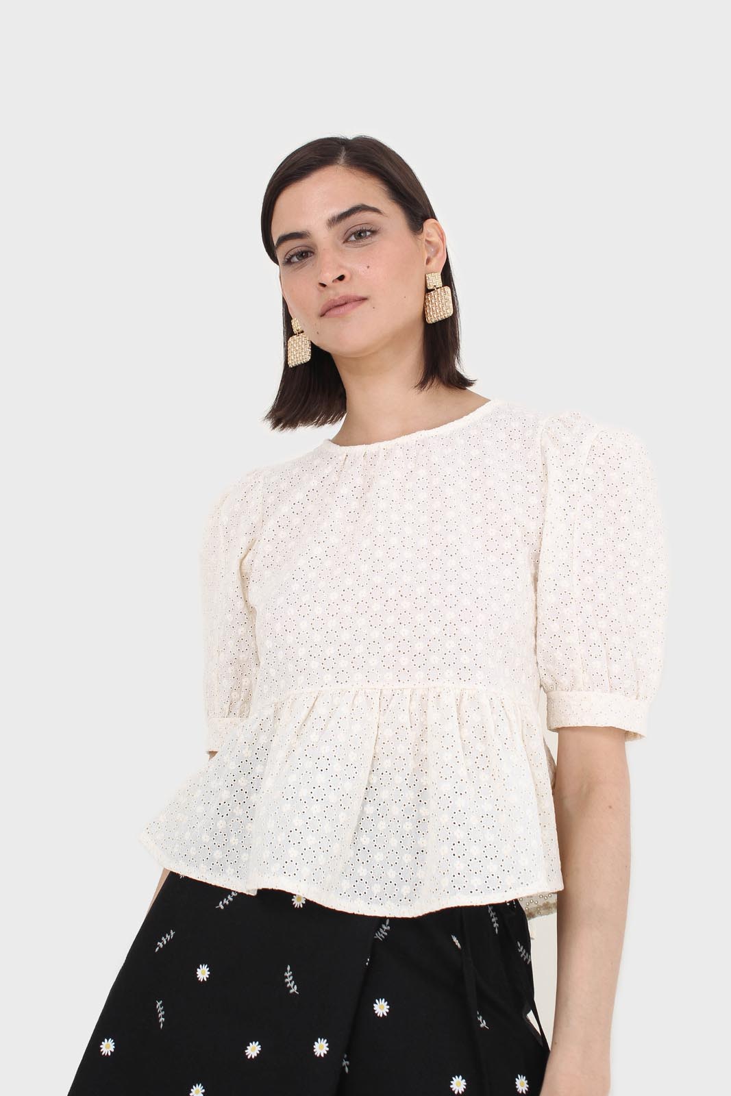 Cream eyelet puff sleeved open back blouse_8