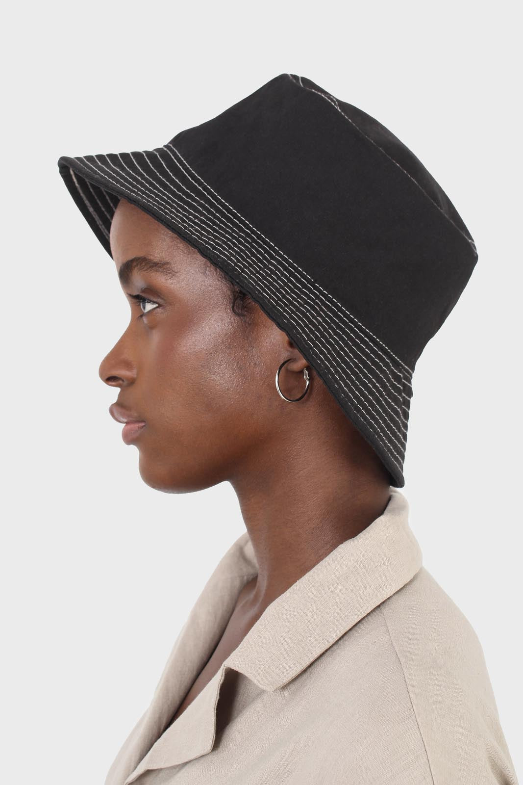 Black and white contrast stitch bucket hat_3