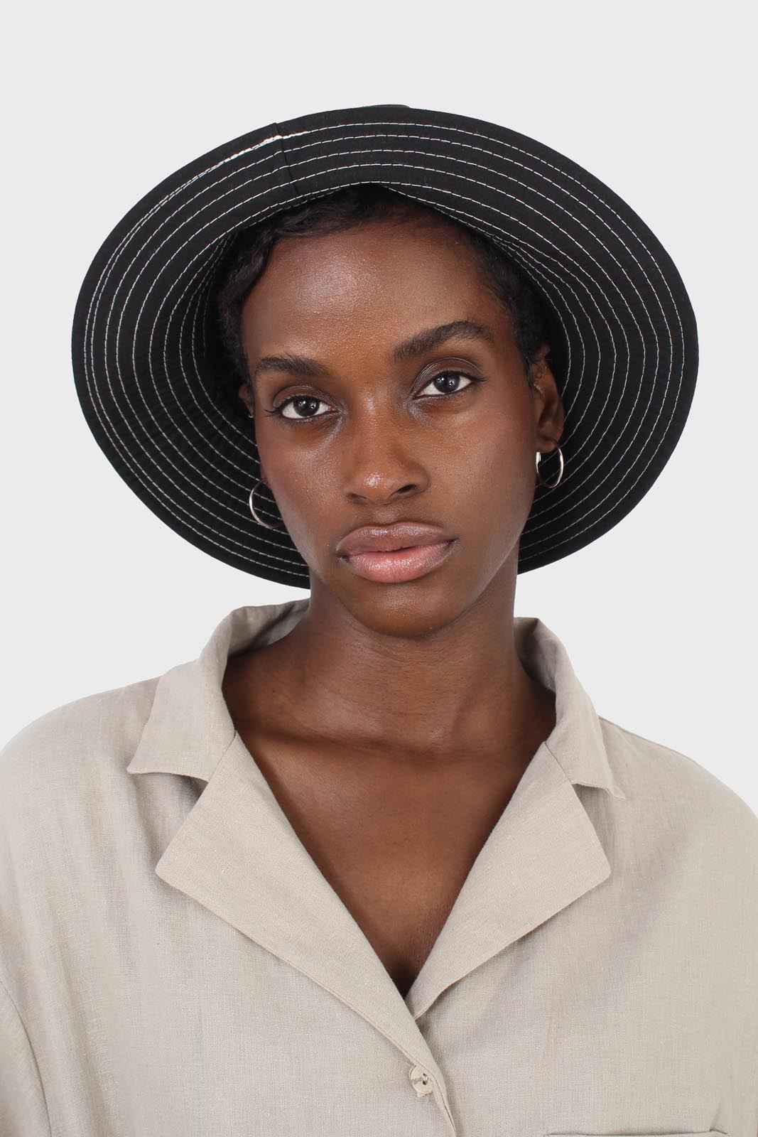 Black and white contrast stitch bucket hat_2