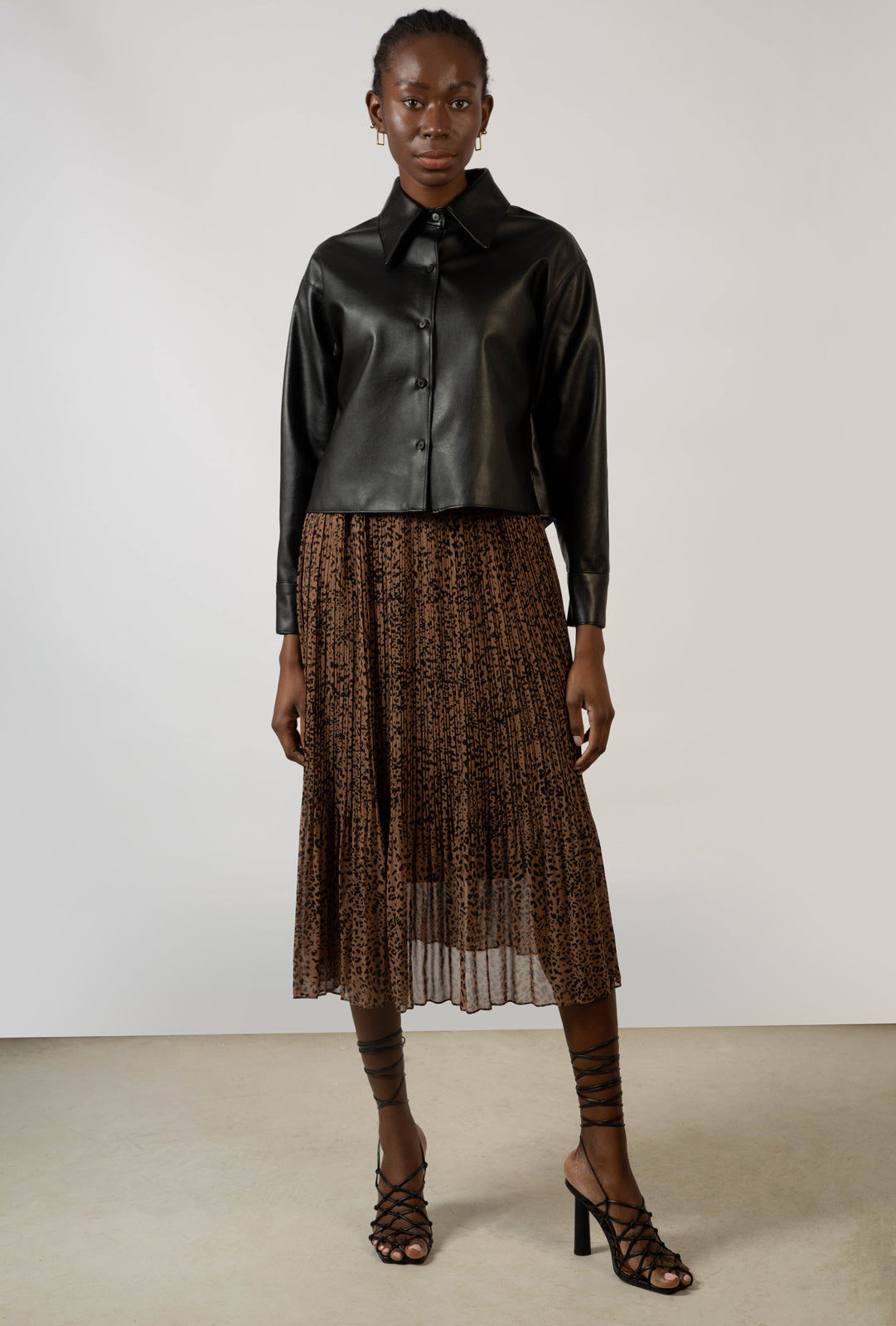 Black vegan leather cropped shirt jacket_1